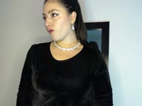 Soy una chica auténtica, juguetona y con un toque de misterio que te atrapará desde el primer momento. Me encanta hacer sentir cómodos a quienes me visitan, crear una conexión especial y que cada encuentro sea único.
Tengo una energía divertida y sensual, me gusta coquetear, provocar y sorprender. En mis shows mezclo sensualidad, actitud y cercanía para que sientas que estás conmigo, sin filtros.
Si buscas alguien con quien reír, disfrutar y dejarte llevar… estás en el lugar correcto. Ven, relájate, y déjame mostrarte por qué siempre querrás volver