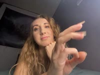 Hey jij... nieuwsgierig naar meer? Een 27-jarige geile moeder en alles behalve de standaard MILF. Klein en slank, maar 100% naturel... en ik hou ervan om bekeken te worden. Mijn spel is simpel: jou plagen tot je het niet meer houdt... laat mij je dag wat heter maken. Liefs, oepss_feke