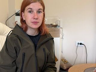 camgirl fingering shaved pussy EvaWright