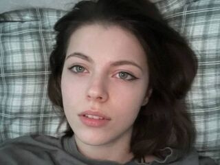 topless camgirl AntoinetteCurtis