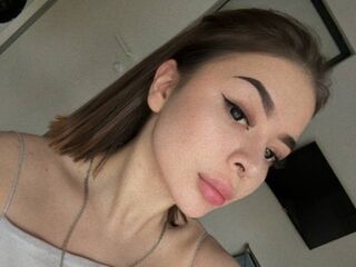 camslut showing tits BonnieMiller