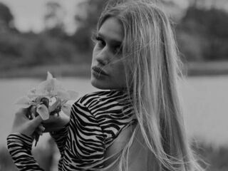 hot cam girl masturbating with sextoy CharisseBuonomo