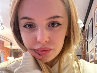 cam girl playing with dildo DevonaBradner