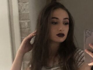 camslut showing tits EmilySteff