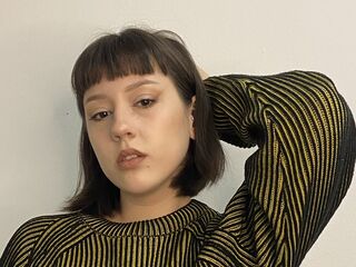 camgirl fingering bald pussy FannieRasberry