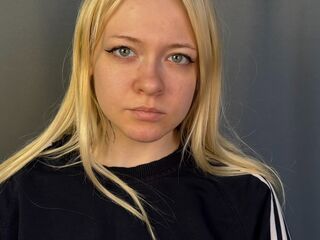 girl showing tits HerthaWiggen