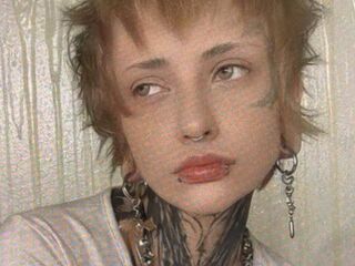 girl fingering shaved pussy JulianeVerdier