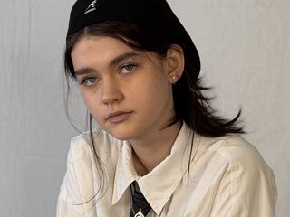 fingering webcamgirl LeannMolineaux