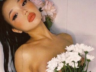 camwhore masturbating with dildo LeonaBellmont
