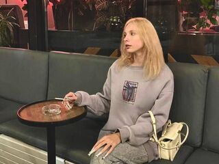 cam girl masturbating with vibrator LilaKeehan