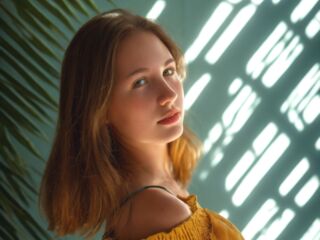 camslut naked LucettaHarder