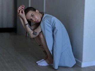 adult cam MirnaLatourette