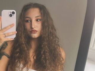 camgirl playing with vibrator NicholMikrot