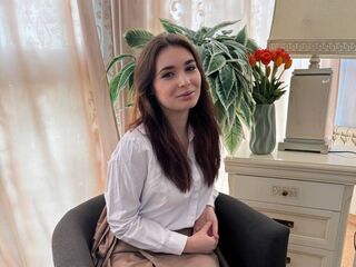 naughty camgirl masturbating with dildo QueenieHails