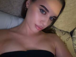 cam girl playing with dildo RhiannonJumper