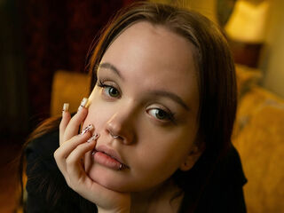 naughty cam girl fingering shaved pussy SarandaRyan